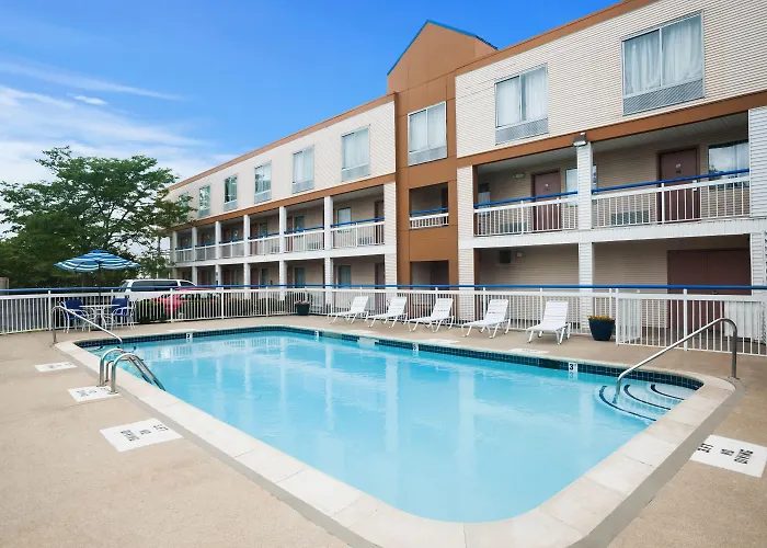 Howard Johnson By Wyndham Romulus Detroit Metro Airport