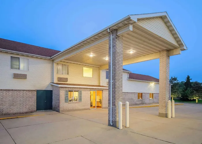Days Inn By Wyndham Evansdale Waterloo