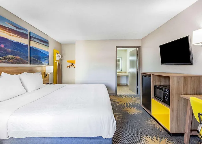Days Inn By Wyndham Roanoke Hollins Near I-81