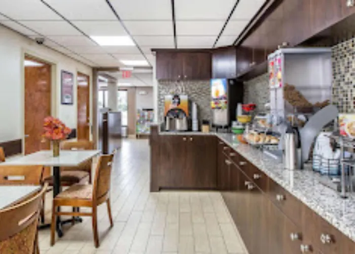Econo Lodge Savannah Midtown
