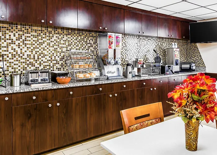 Econo Lodge Savannah Midtown