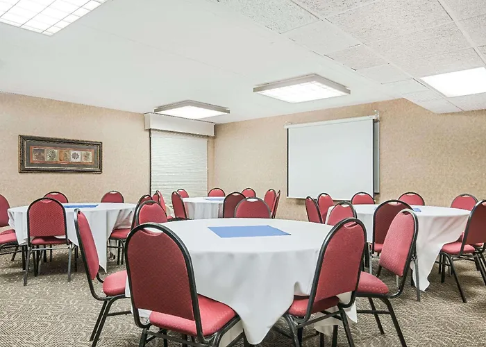 Ramada By Wyndham Plymouth Hotel & Conference Center