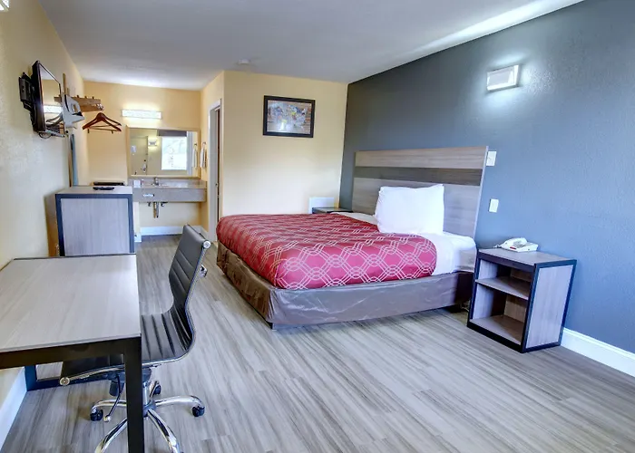 Econo Lodge At Military Circle