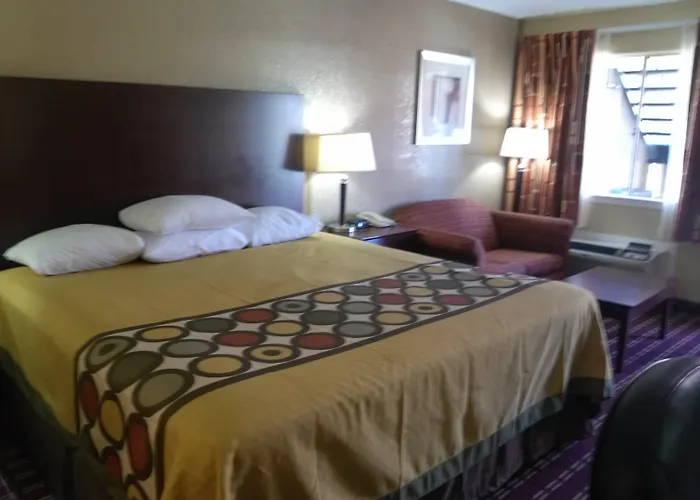 Super 8 By Wyndham Kerrville Tx