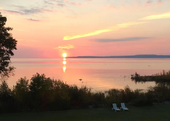 Baymont By Wyndham St. Ignace Lakefront