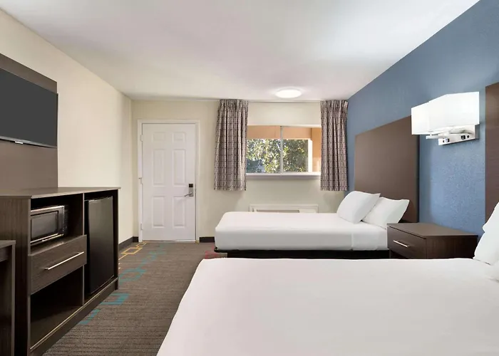 Days Inn By Wyndham Lawton