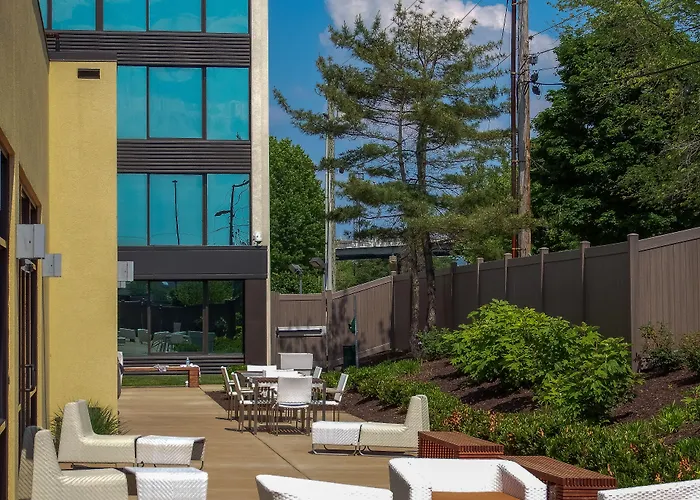 Holiday Inn And Suites Charleston West By Ihg