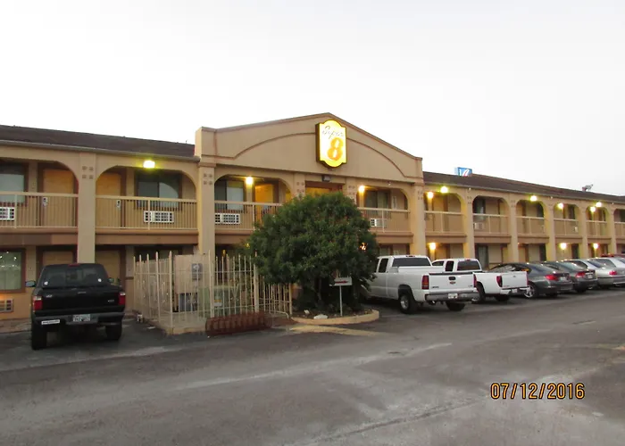 Super 8 By Wyndham Kingsville