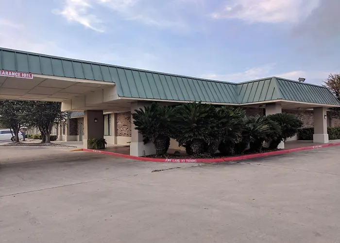 Days Inn By Wyndham Seguin Tx