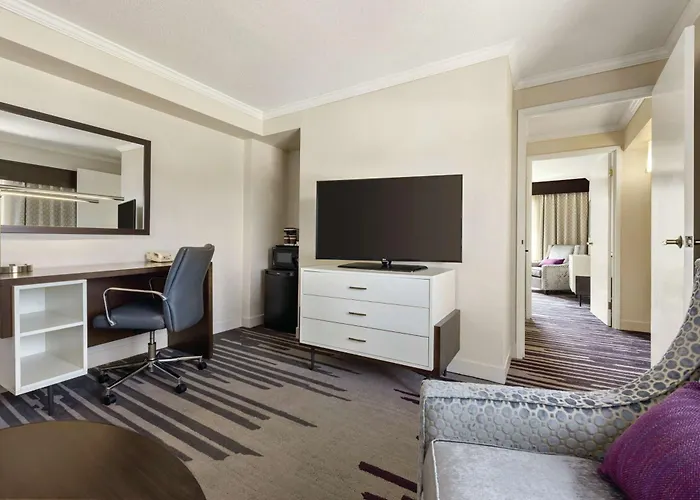Doubletree By Hilton Milwaukee/Brookfield