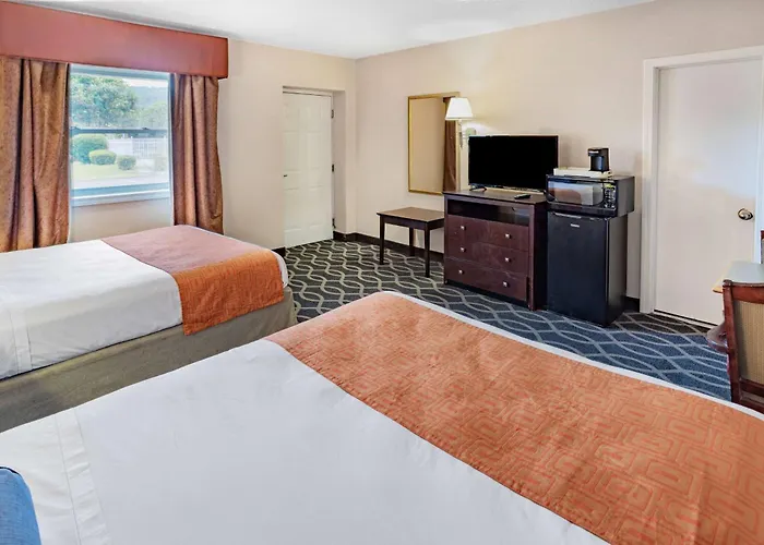 Howard Johnson By Wyndham Lenox