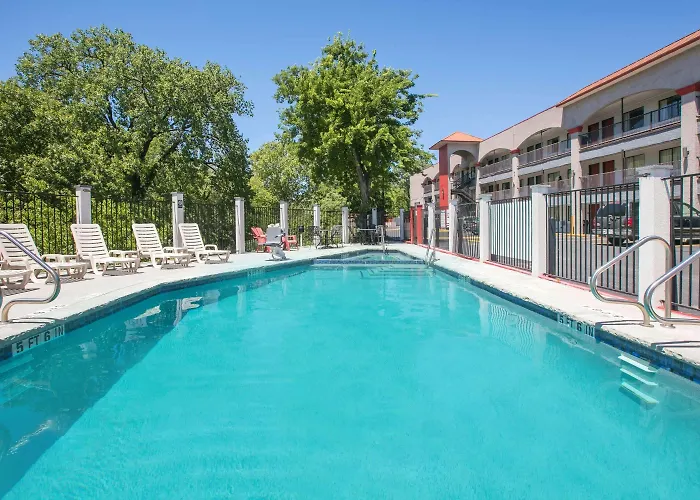 Super 8 By Wyndham Austin University/Downtown Area