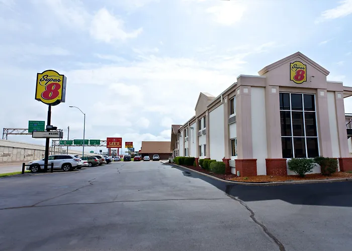Super 8 By Wyndham Wichita Airport West Kellogg