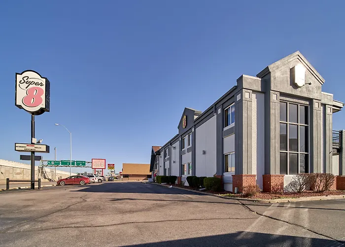 Super 8 By Wyndham Wichita Airport West Kellogg