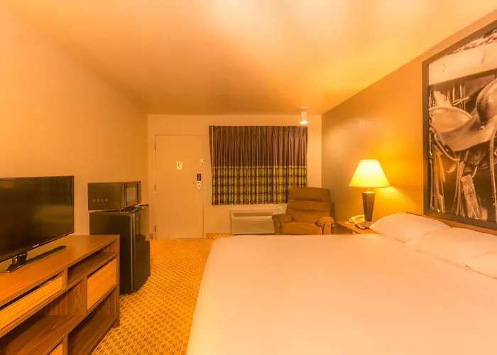 Super 8 By Wyndham Oklahoma Airport Fairgrounds West