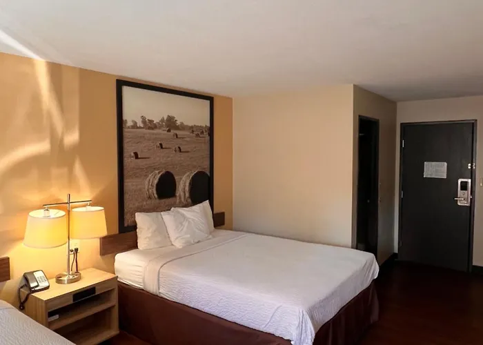 Super 8 By Wyndham Radcliff Ft. Knox Area