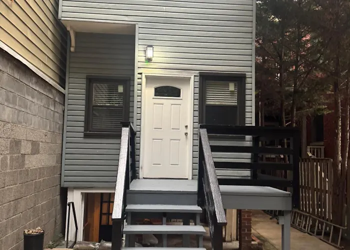 Large Duplex Apt 2Bdrm 1Den-Metro