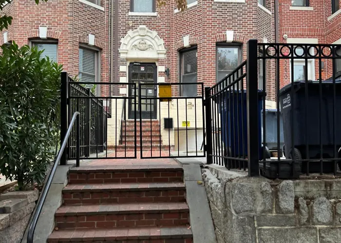 Large Duplex Apt 2Bdrm 1Den-Metro