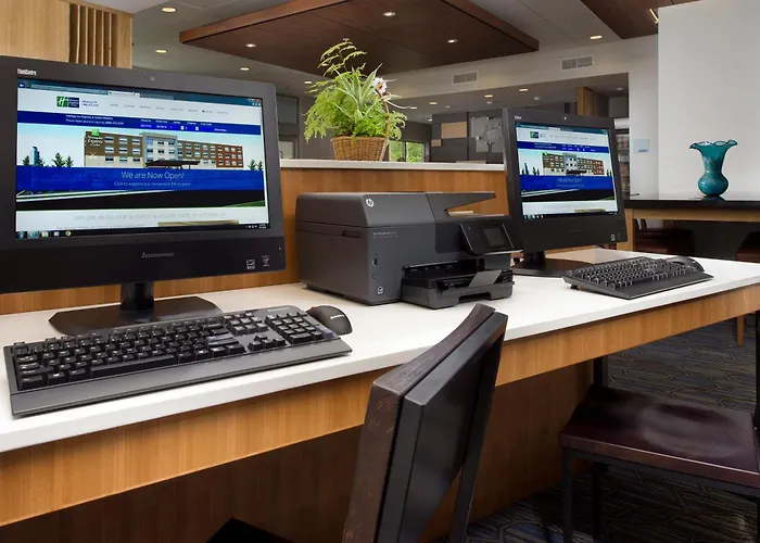 Holiday Inn Express & Suites By Ihg Altoona By Ihg