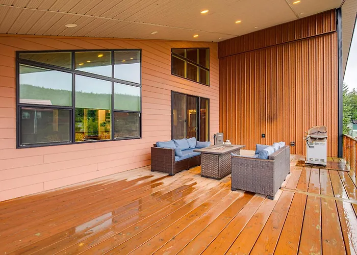 Mendenhall Valley Escape W/ Furnished Deck!