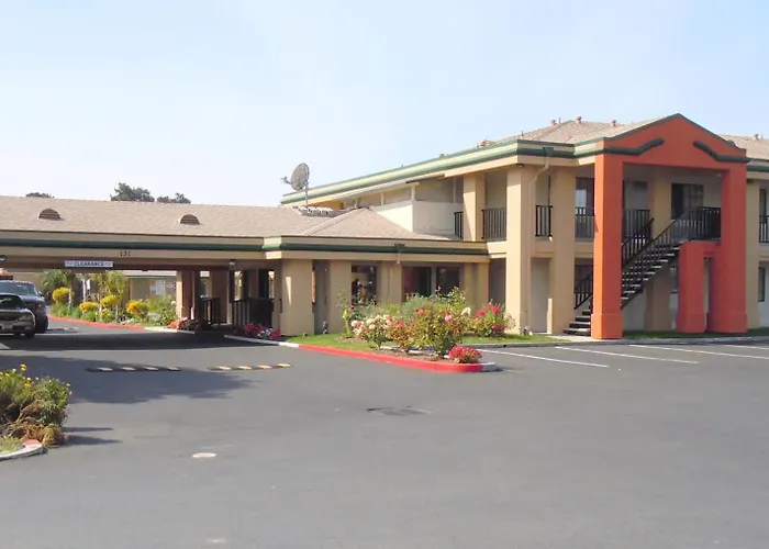 Super 8 By Wyndham Salinas