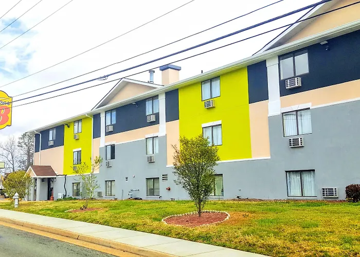 Super 8 By Wyndham Richmond/Broad Street