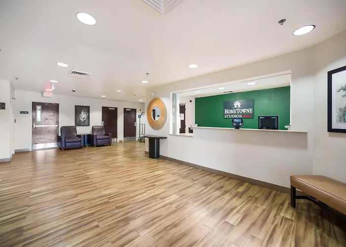 Hometowne Studios By Red Roof St. Louis - Airport/ N Lindbergh