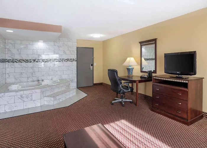 Quality Inn & Suites Bloomington University Area