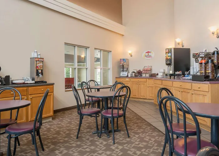 Super 8 By Wyndham Menomonie Wi
