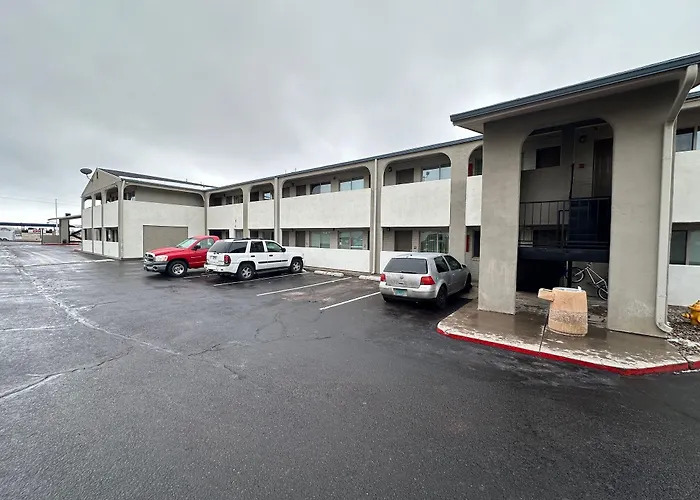 Desert Sands Inn & Suites