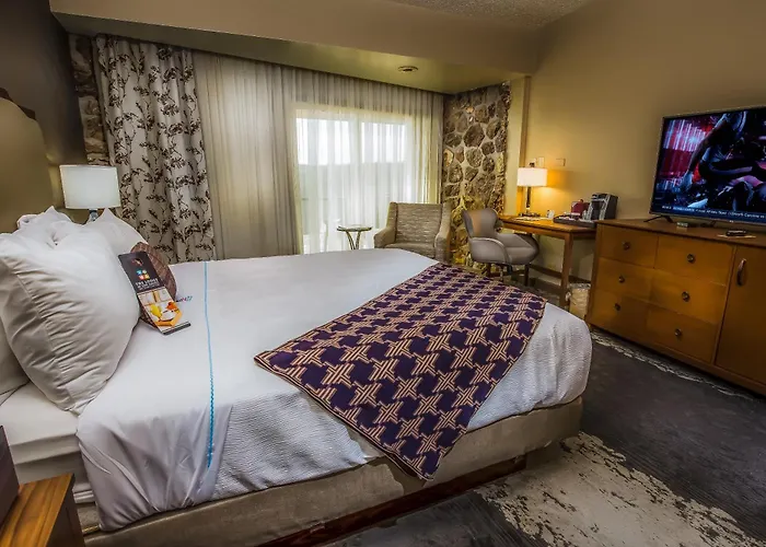 Lodge Of Four Seasons Golf Resort, Marina & Spa