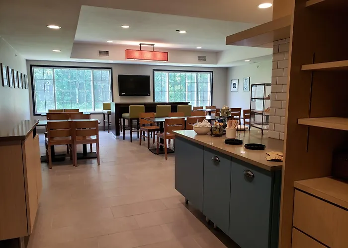 Country Inn & Suites By Radisson, Detroit Lakes