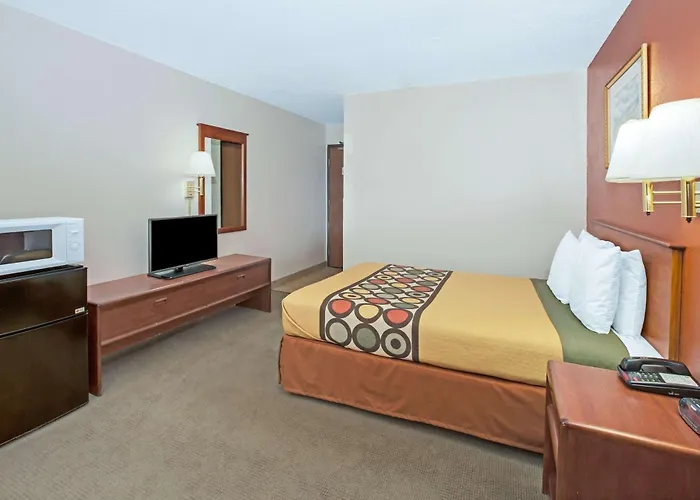 Super 8 By Wyndham Crystal Lake