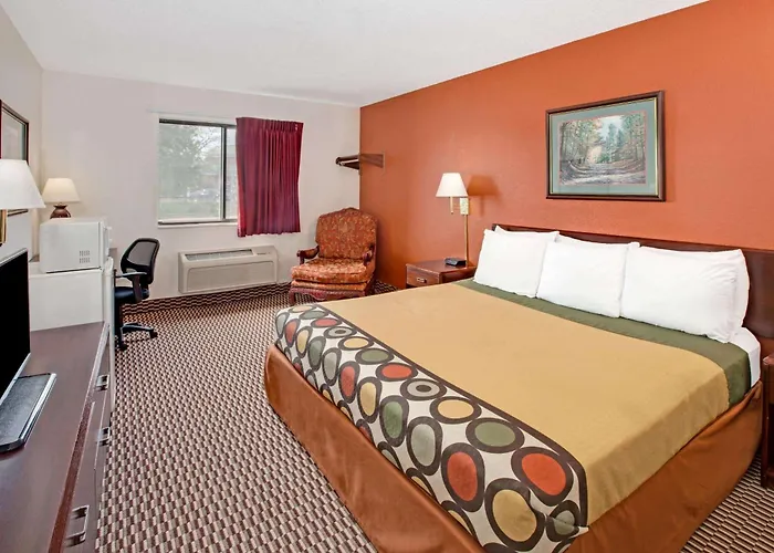 Super 8 By Wyndham Crystal Lake
