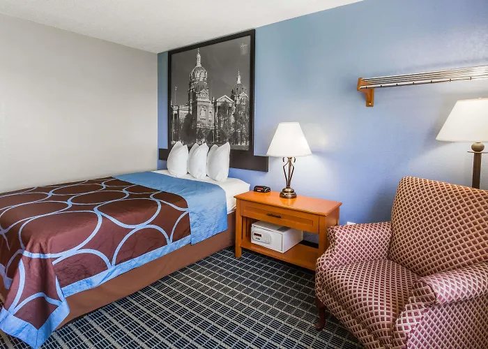 Super 8 By Wyndham Iowa City/Coralville