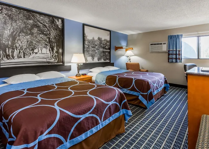 Super 8 By Wyndham Iowa City/Coralville