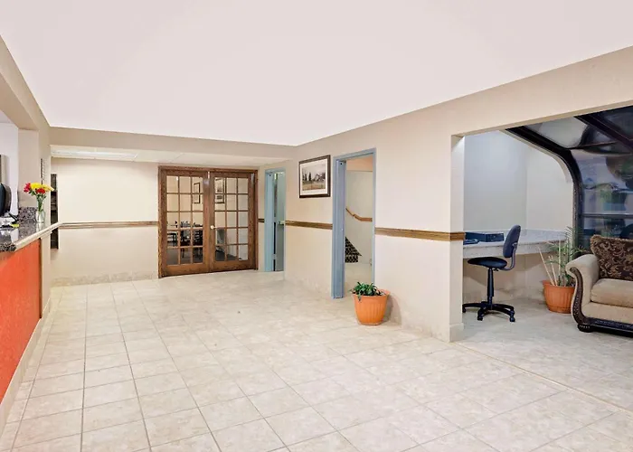 Super 8 By Wyndham Iowa Falls