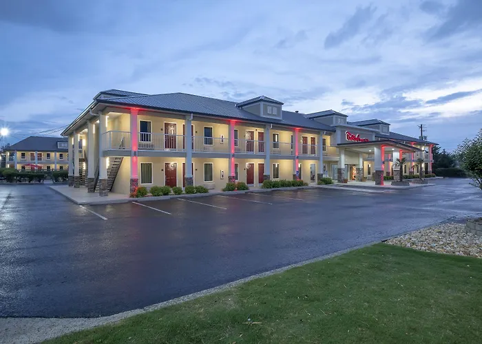 Red Roof Inn & Suites Calhoun