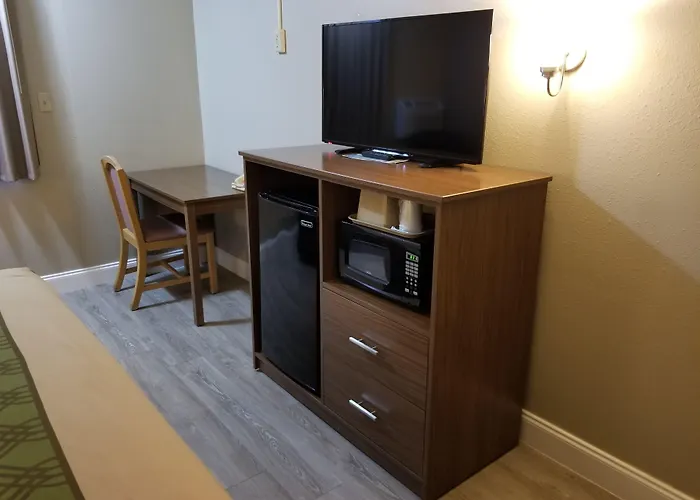 Econo Lodge Hays I-70