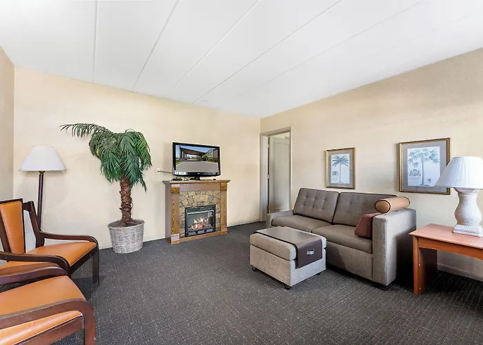 Days Inn & Suites By Wyndham Roseville/Detroit Area