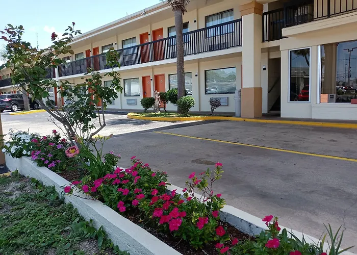 Hole Inn The Wall Hotel - Fort Walton Beach - Sunset Plaza - Nearby Beaches & Hurlburt