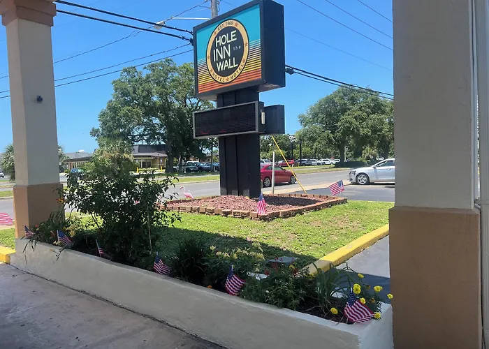 Hole Inn The Wall Hotel - Fort Walton Beach - Sunset Plaza - Nearby Beaches & Hurlburt