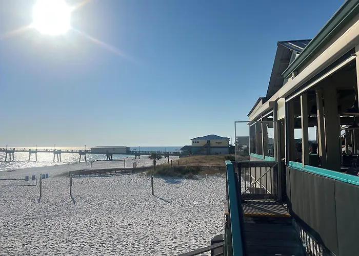 Hole Inn The Wall Hotel - Fort Walton Beach - Sunset Plaza - Nearby Beaches & Hurlburt