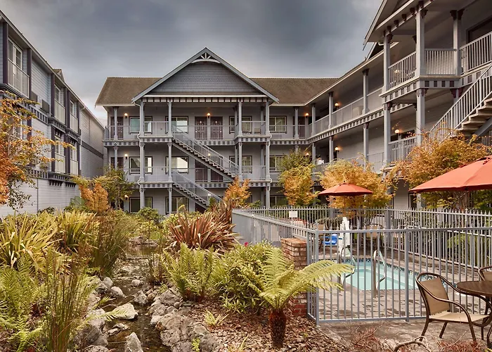 Best Western Plus Bayshore Inn
