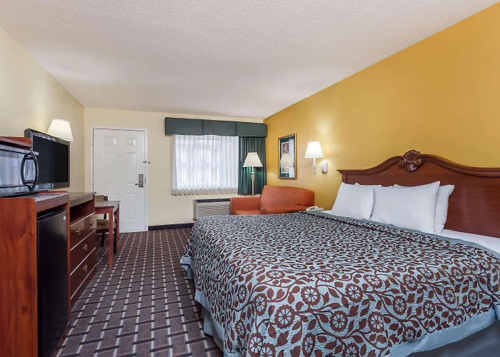 Days Inn & Suites By Wyndham Warner Robins Near Robins Afb