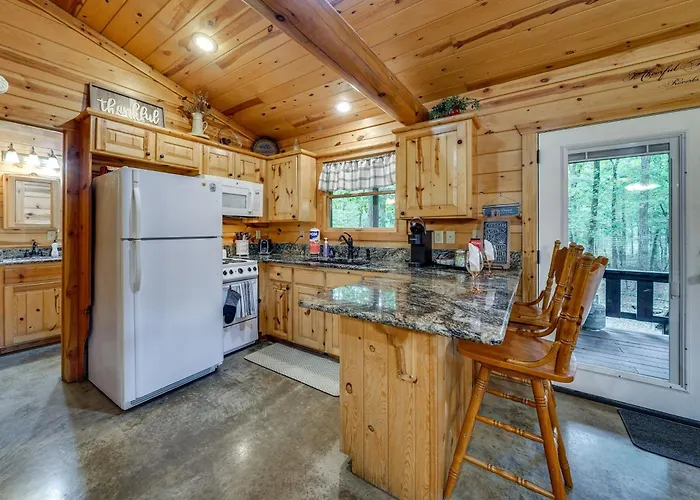 Hot Tub & Deck: Broken Bow 'Azalea House'