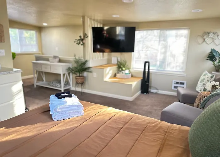 Near Downtown- Kitchen-Washerdryer-Parking