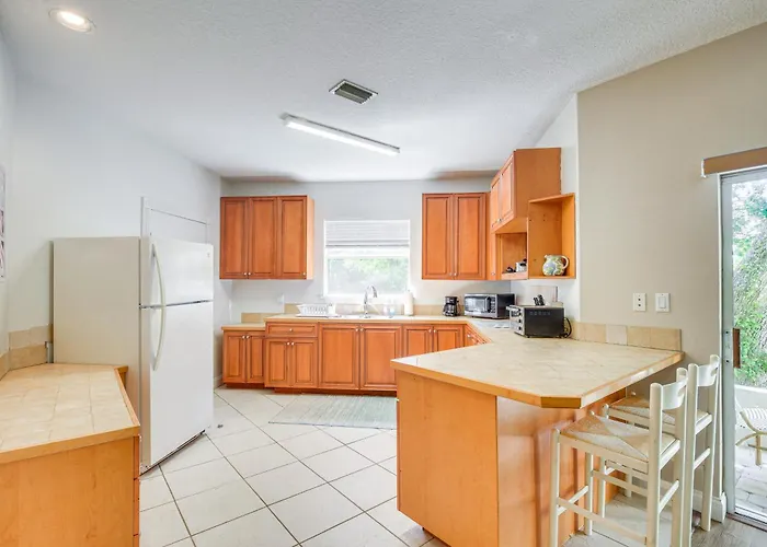 Walk To The Beach! New Smyrna Hideaway W/ Patio