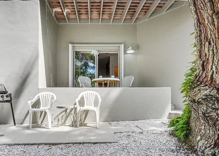 Walk To The Beach! New Smyrna Hideaway W/ Patio