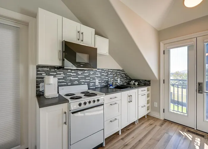 Pasco Condo W/ Columbia River Views + Hot Tub